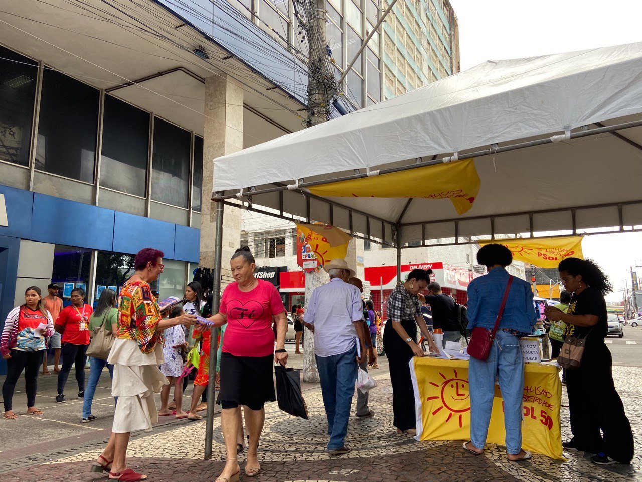 Você está visualizando atualmente Gabineta itinerante: vereadora Sonia Meire monta tenda no Centro de Aracaju para ouvir a população